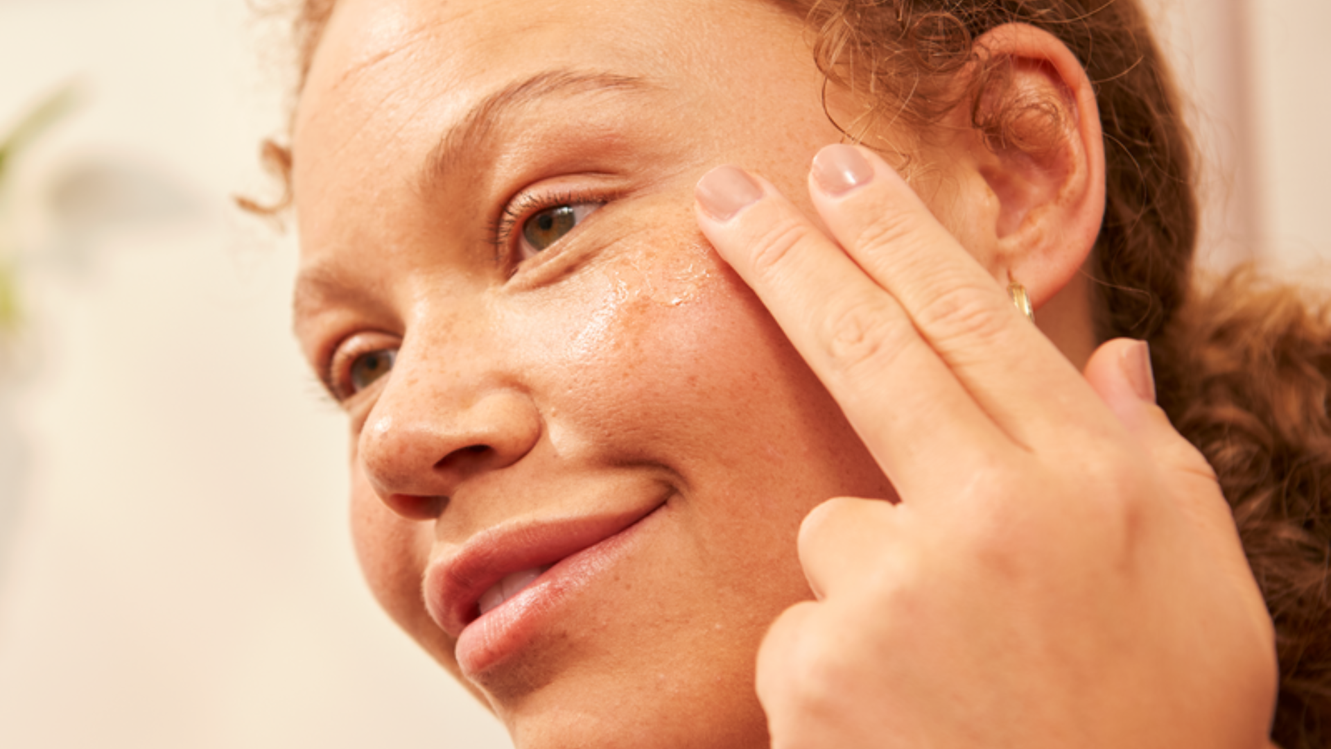 girl putting moisrizer